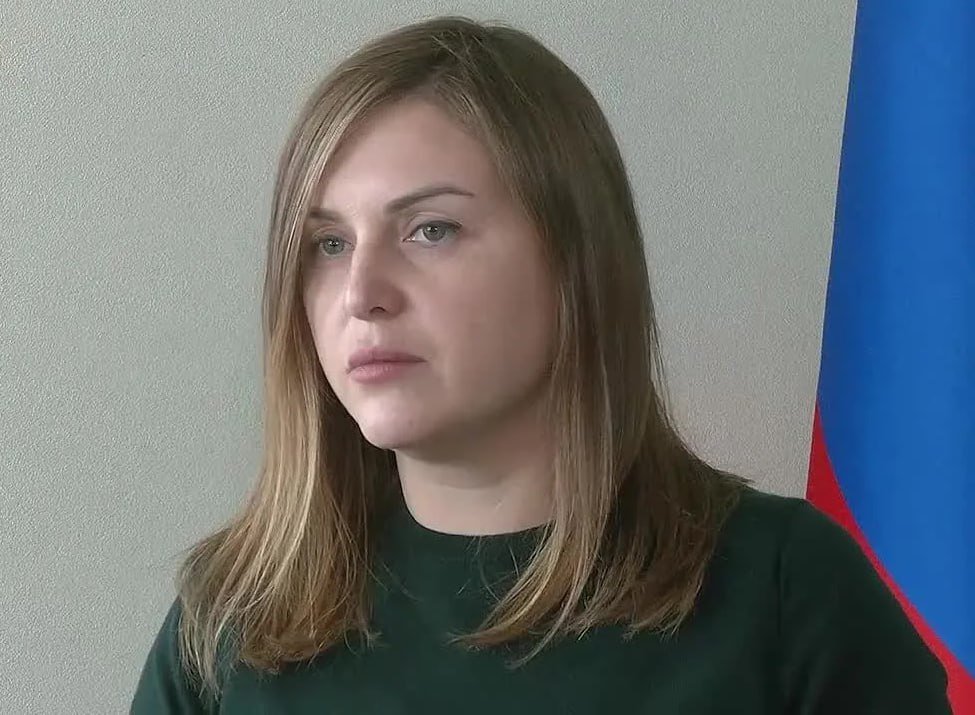 СМИ сообщают об аресте первого замминистра строительства ДНР Юлии Мерваезовой
Также по этому делу арестованы бывший генеральный директор АО "СибирьПромГрупп" и бенефициар компании ООО "Крастим" Вадим Выгулярный, ранее занимавший должности в структурах Министерства обороны РФ.