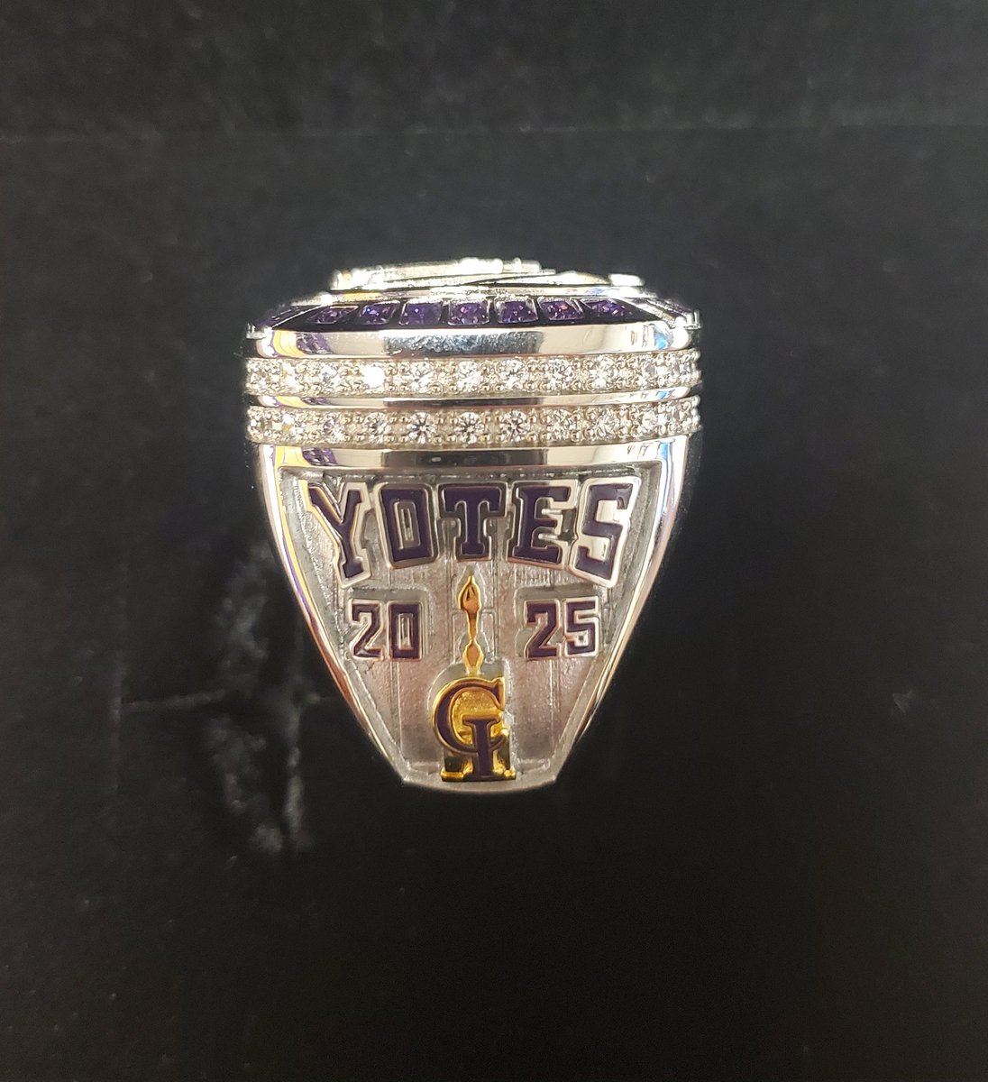 NATIONAL CHAMPIONS 🏆💍

A nice addition to our 2024-25 <a href="/YotesHoops/">College of Idaho MBB</a> Memorabilia.
#LegacyDriven