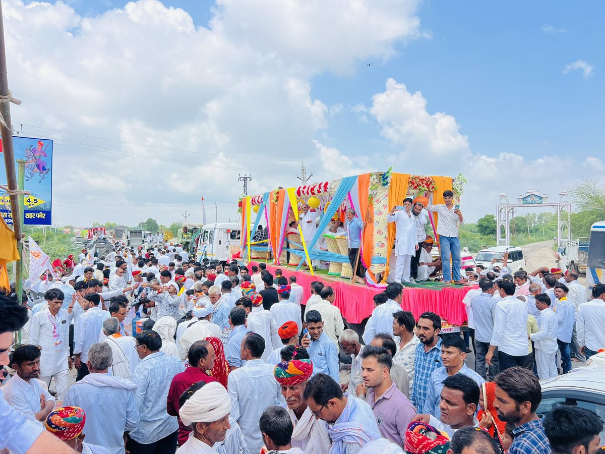 पदयात्रा(जोत) परबतसर के रास्ते में लिखमाराम जी,उद्योगपति सुनिल जी किरड़ोलिया, सुभाष जी सियाक के द्वारा यात्रा का रास्ते में स्वागत एवं अभिनन्दन किया गया। 
श्री वीर तेजाजी महाराज का आशीर्वाद हम सब पर बना रहें।
#veertejaji #Parbatsar