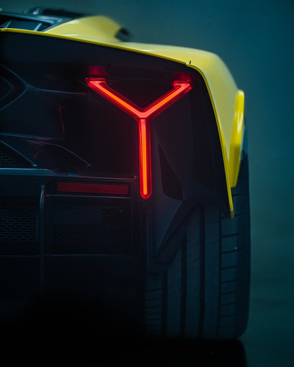 A new level of performance.
With 1080 CV and 0–100 km/h in just 2.4 seconds: the fastest acceleration in Lamborghini history. Lamborghini Fenomeno Few Off redefines what instant power feels like.