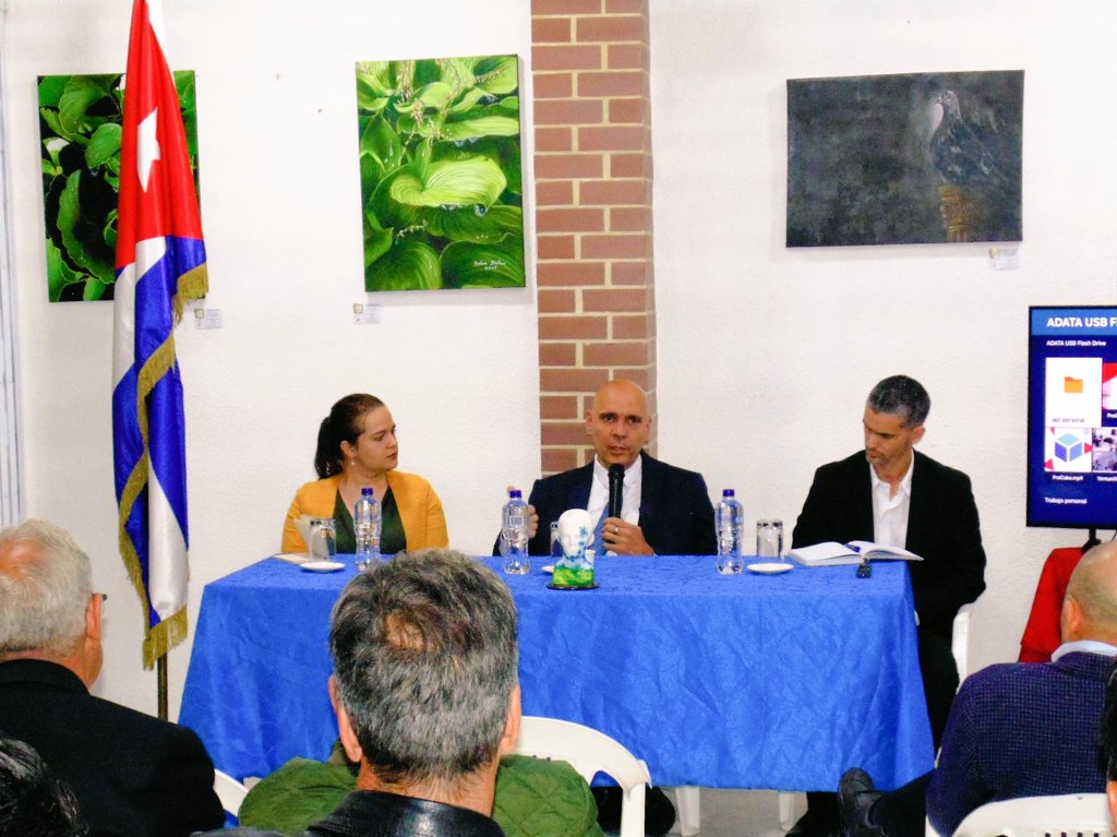 En la sede de la Embajada, realizamos el Primer Encuentro con empresarios cubanos radicados en Colombia.

Se realizó una presentación de oportunidsdes e intereses en negocios y se les esclarecieron sus inquietudes.

Terminamos con la convicción de que unidos podemos lograr más.