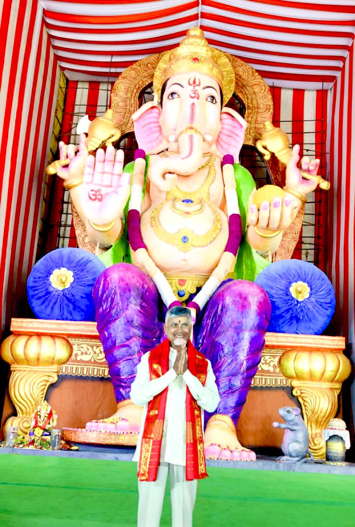ప్రజలందరికీ వినాయక చవితి శుభాకాంక్షలు!! 

మనస్పూర్తిగా ఆశీర్వదించండి .. నేటికీ రోజుకి 18 గంటలు పనిచేసే ముఖ్యమంత్రి .. 

హైదరాబాద్ ఆయన సత్తాకి ఒక “ప్రూఫ్ ఆఫ్ కాన్సెప్ట్”.. అమరావతినీ నిర్మించుకుందాం..విశాఖనీ ఐటీ హబ్ గా తీర్చిదిద్దుకుందాం..రాయలసీమకు పరిశ్రమలు తెచ్చుకుందాం..