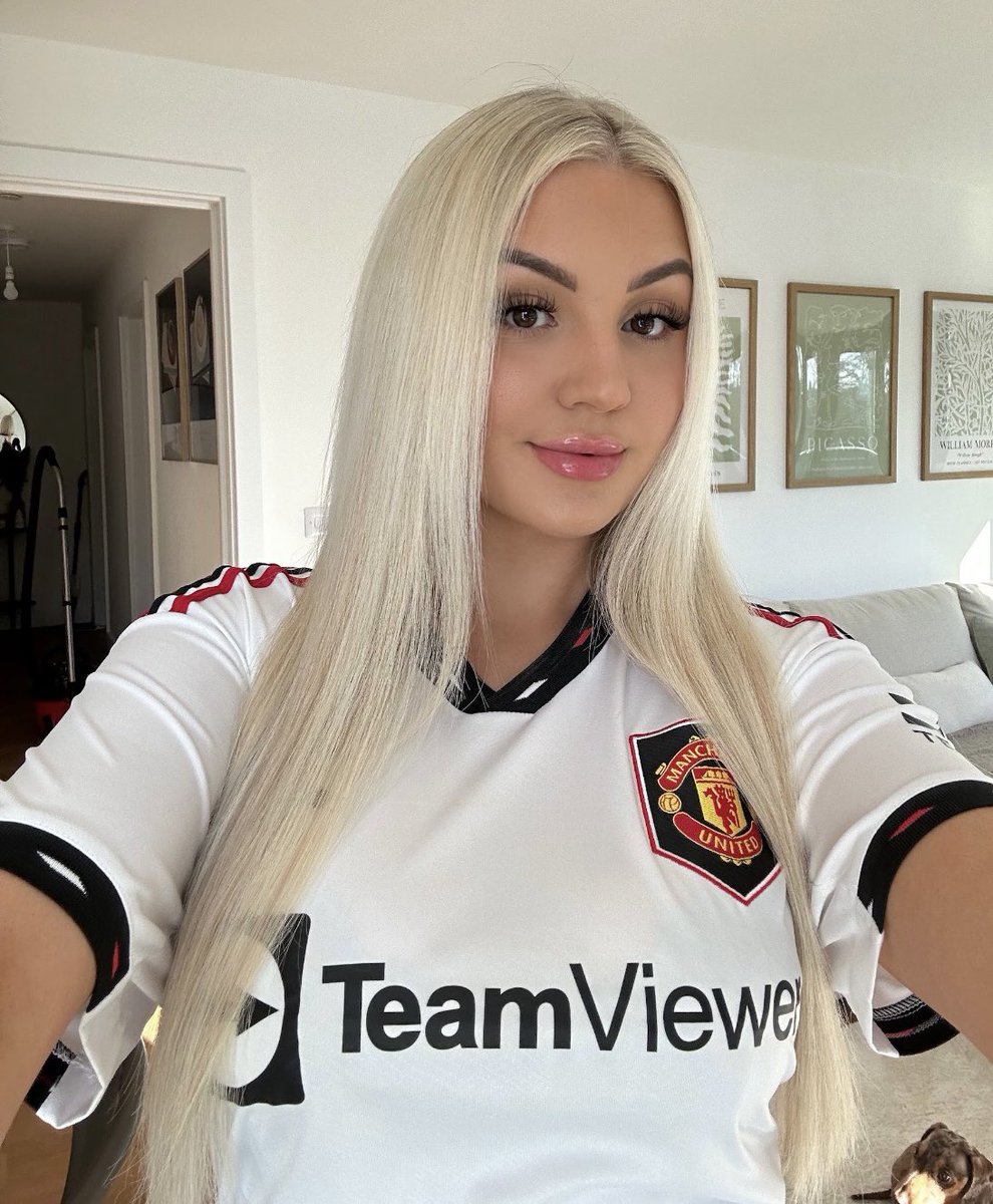 FootieKitCuties's tweet photo. We know Man Utd are away tonight. But we couldn’t resist sharing @SkylarSkye14 in her classic home shirt too. Predictions for the Cup tie at Grimsby tonight, United fans? 🏆🤔  #MUFC #ManUtdFC #ManchesterUnitedFC https://t.co/FubCbHRIXZ