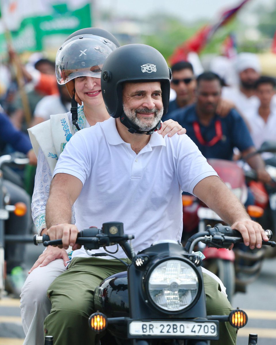 भाई-बहन का प्यार किसको कहते है, इसको कहते है ।

<a href="/RahulGandhi/">Rahul Gandhi</a> <a href="/priyankagandhi/">Priyanka Gandhi Vadra</a>  

शेर के बच्चे है तो जलवा भी वैसा ही होगा ना 🐅 ❤️