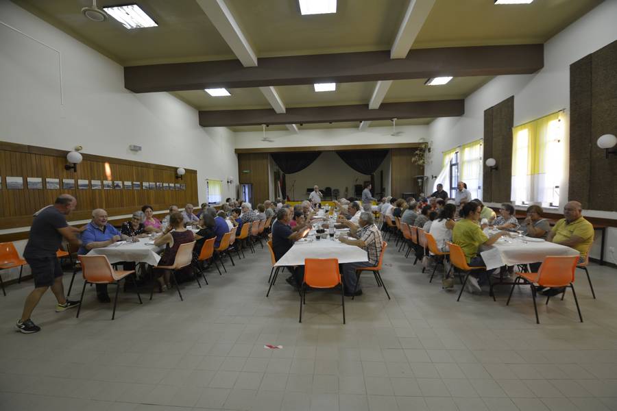 Celebração Emotiva em Santo André das Tojeiras: Junta de Freguesia Oferece Jantar e CD aos Alunos da Universidade Sénior
Por: oRegiões
...
Na passada terça-feira, 26 de agosto, a Junta de Freguesia de Santo André das Tojeiras proporcionou um momento memorável aos al...
