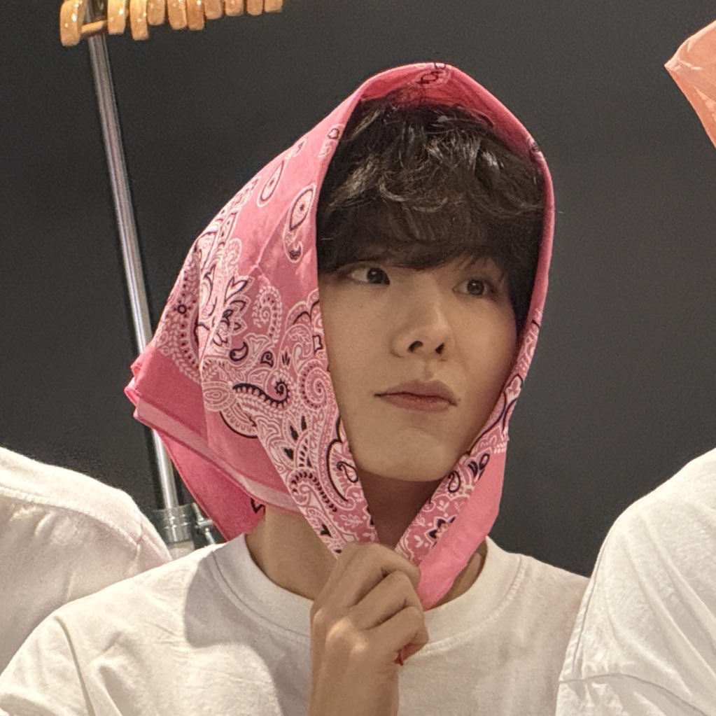 기현볶음밥 비하인드:
원래 볶은머리 예정에 없었는데 
기현가 반다나 들고오니까
헤어선생님: 고데기 챱챱챱볶볶볶
회사분: 너 오늘 인물났다 셀카 많이찍어라
기현: 네에에 (찰칵찰칵…) 

아 너무순해 나 미치겠네진짜