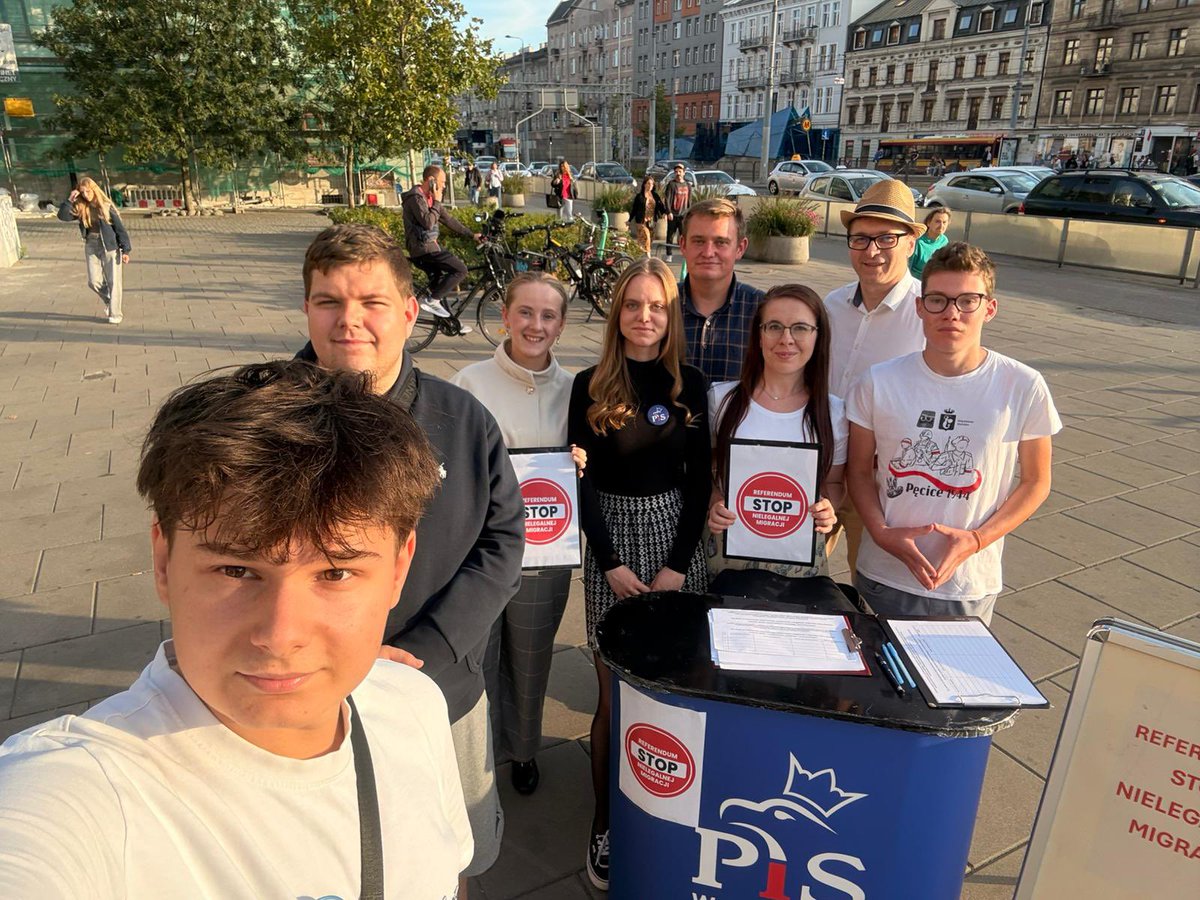 📝 Zbiórka podpisów pod referendum w sprawie nielegalnej migracji trwa! Dzisiaj możecie nas spotkać w okolicy Dworca Wileńskiego! 💪🏻🇵🇱  

Nie podpisałeś się jeszcze❓ Nie zwlekaj – Twój podpis ma znaczenie❗️  

#StopNielegalnejMigracji #ZMiłościDoOjczyzny