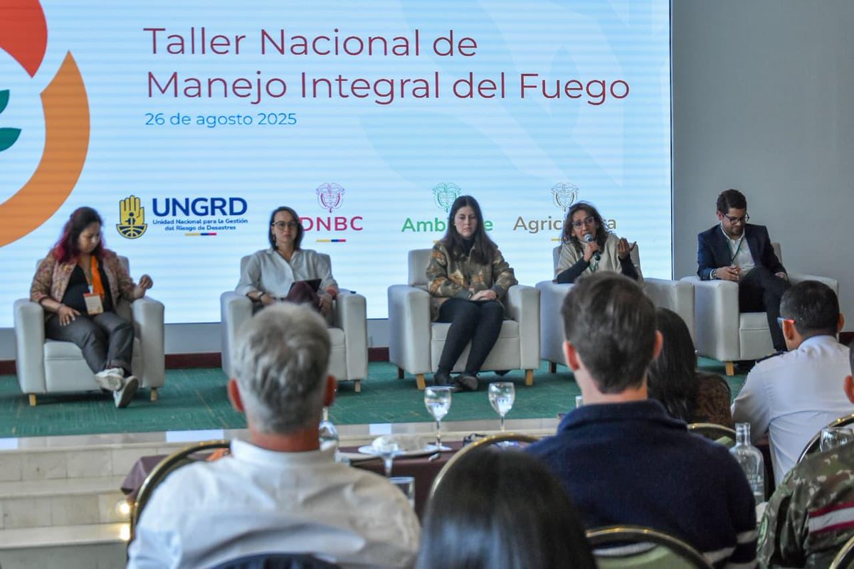 IDEAMColombia's tweet photo. En el #Ideam aportamos evidencia científica y datos a través del Sistema de Monitoreo de Bosques y Carbono (#SMByC) y el seguimiento satelital de focos de calor.
Nuestro papel: brindar información clave para la toma de decisiones en la protección de los ecosistemas. https://t.co/6a0WyNMOre