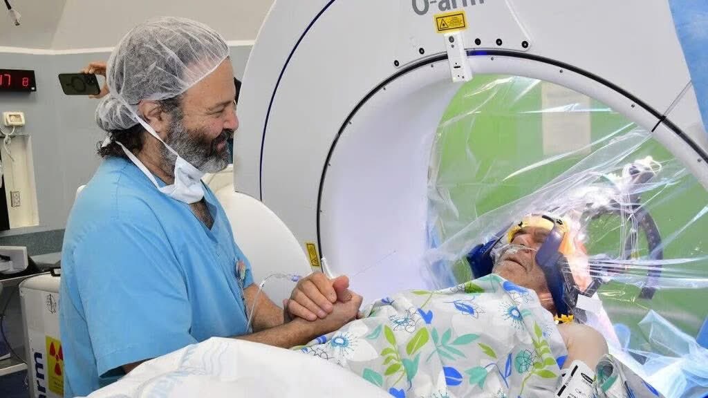 Increible! ISRAEL con su tecnologia de punta y siempre ejerciendo el Tikun Olam.

'Me llevaron en un viaje a Tailandia', dice paciente de Parkinson sometido a una cirugía cerebral bajo hipnosis! 

En un procedimiento innovador en el Centro Médico de Galilea, Ali Abu-Ria, un