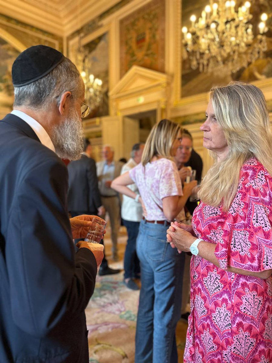 Emouvante cérémonie ce soir à Neuilly, autour du Maire <a href="/JCFromantin/">J-C Fromantin</a> , pour la remise, par le Préfet des Hauts-de-Seine Alexandre Brugère, de la médaille pour acte de courage et de dévouement aux 3 valeureux Neuilléens qui ont rattrapé et permis l'interpellation de l'agresseur du