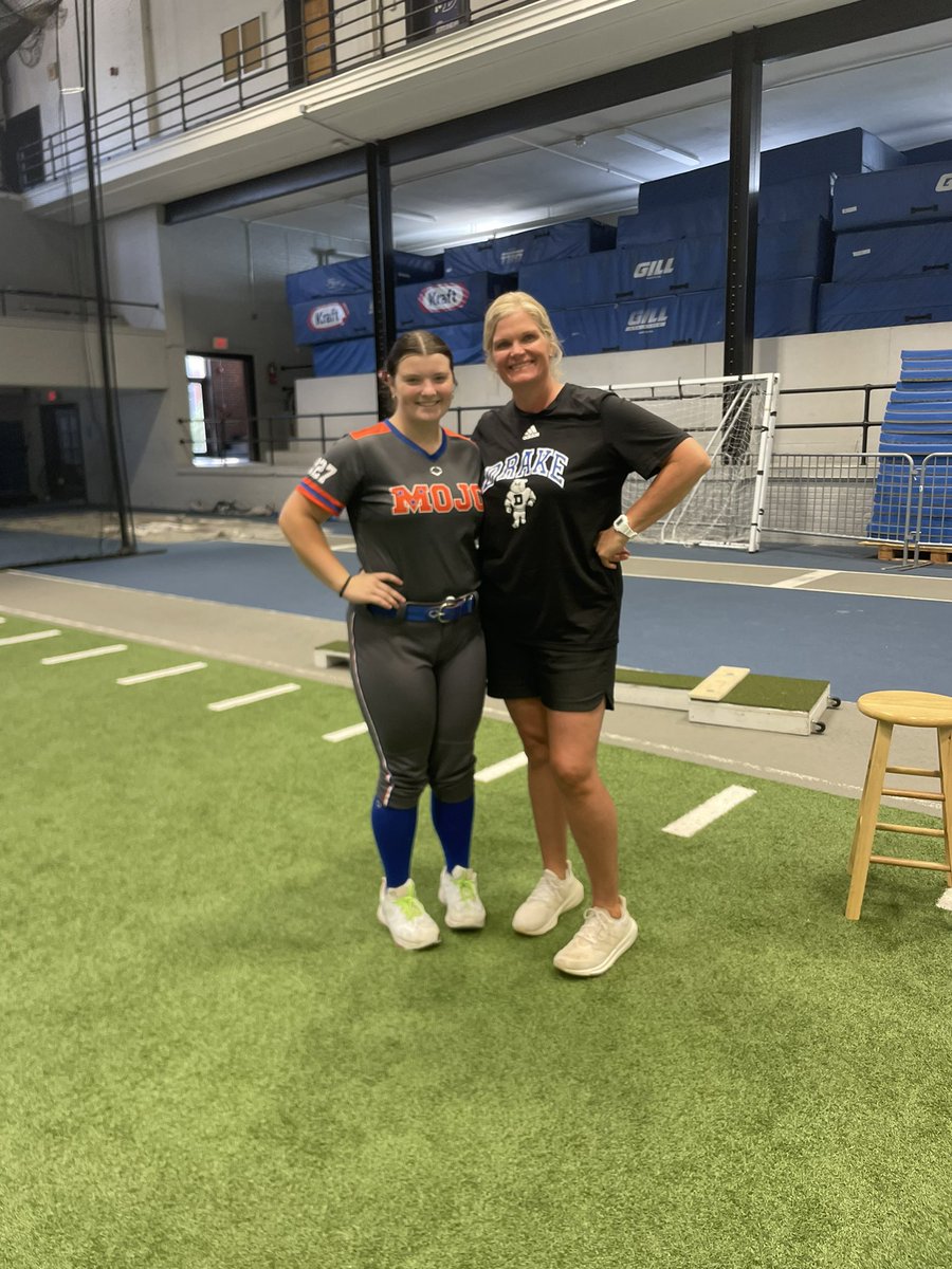 addythompson09's tweet photo. Thank you to all the coaches and players at @DrakeSoftball for putting on a great pitching camp! It was also great to see an old high school teammate. I learned a lot and can’t wait to be back in the future!
@DiehlLindsay @jacobsen_molly https://t.co/8IPA2MRxus