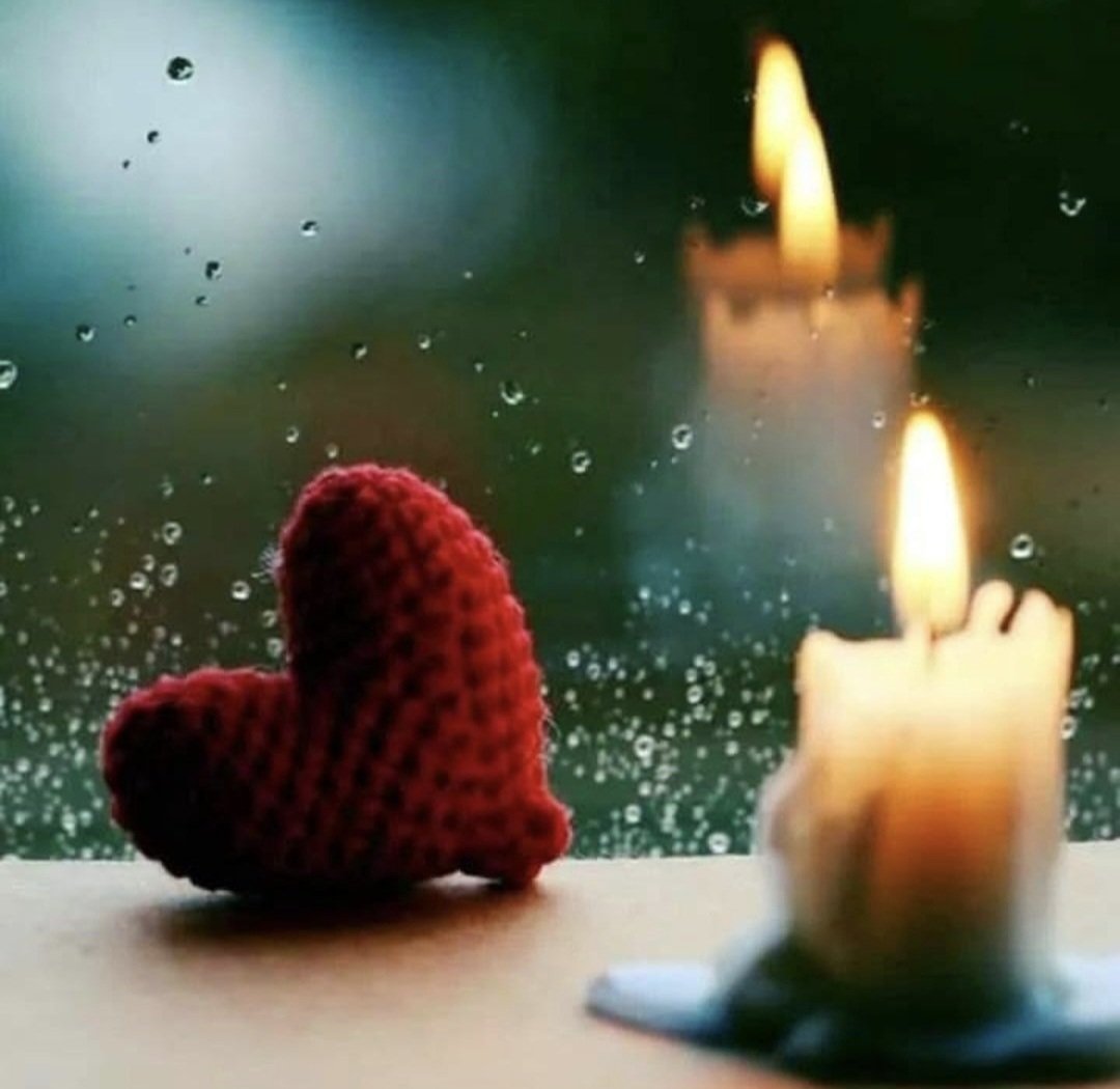 Seni ne kadar mı sevdim
Gözlerine bakarak bir ömür harcayacak kadar 
Kirpiklerinin gölgesinde ses çıkarmadan yaşayacak kadar 
Avuçlarında yüreğimi unutacak kadar 
Tüm şiirlerde SENİ yaşayacak kadar 
Sen mutlu ol diye SENSİZ kalacak kadar 💞