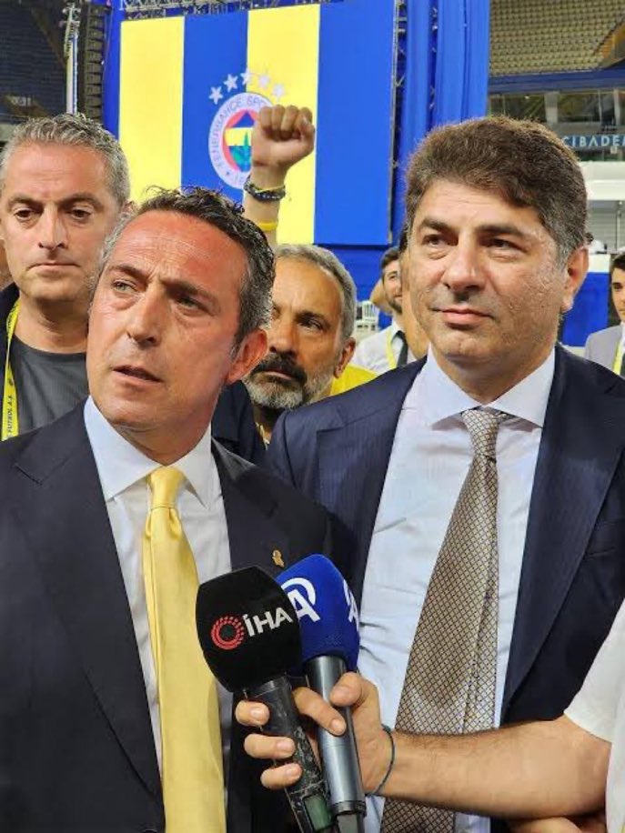 2 MİLYON EURO VERMEMEK İÇİN 

40 MİLYON EURODAN OLDUK

BU ADAM KOÇ HOLDİNGİ YÖNETMESİN DİYE FENERBAHÇENİN BAŞINA GELMİŞTİR. 

ALİ KOÇ BAKKAL BİLE YÖNETEMEZ

#DefolAli