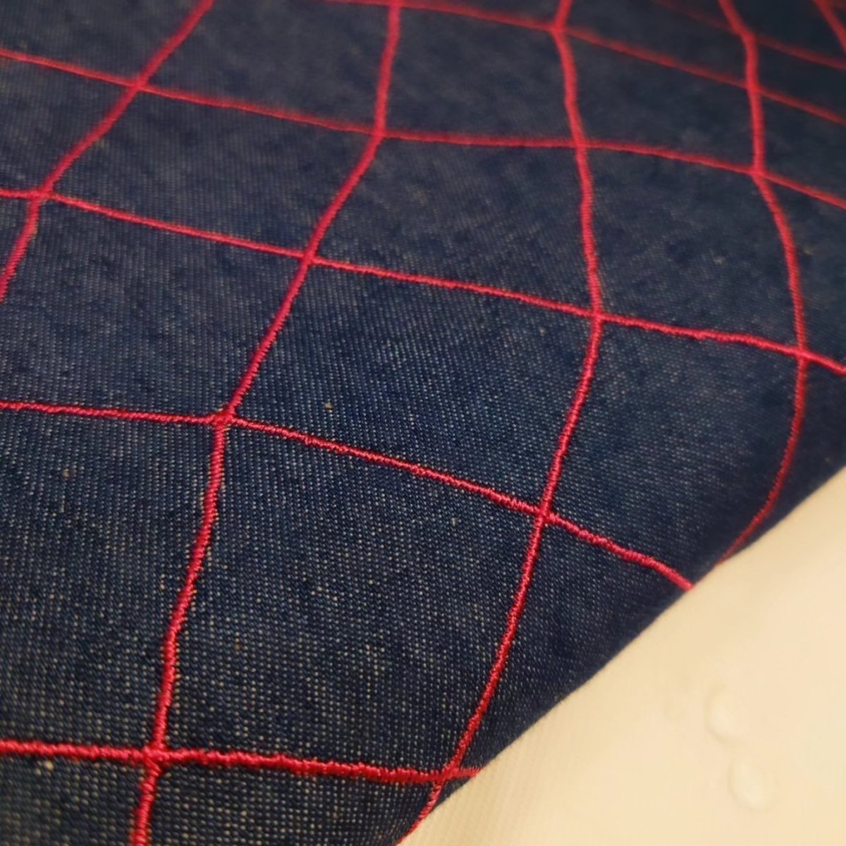 NoblePearl's tweet photo. 当店でお取り扱いしている #STGALL 綿デニムに網目の刺繍を施した #生地。
贅沢な生地ですね。
ベースがデニムですので、刺繍であっても"余所行き"にはなりません。
カジュアルなお洒落をお楽しみくださいませ。

【ST.GALL】
綿  100％
2.5m
スイス製
198,000円 https://t.co/T6OE2TT2Vc