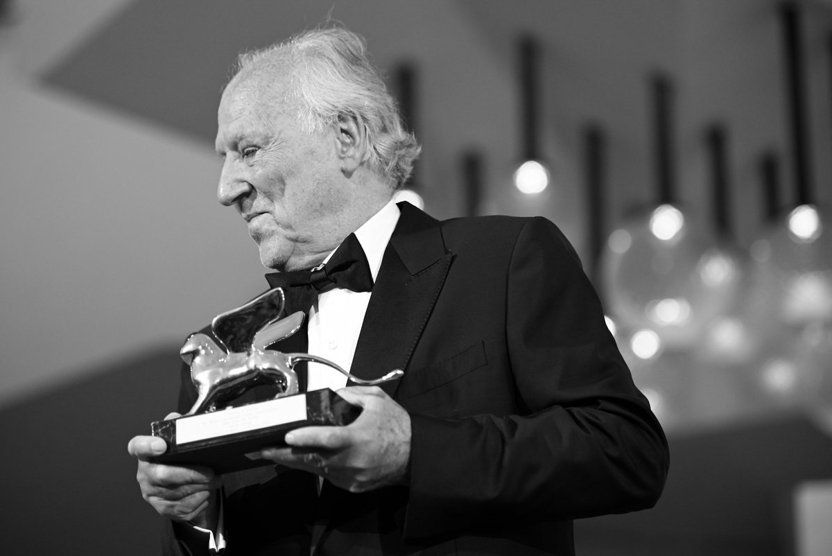#BiennaleCinema2025 #WernerHerzog is officially Golden Lion for Lifetime Achievement! To get here, Herzog crossed the Amazon River, hauled a steamboat over a mountain, braved the cold in Alaska, and walked with elephants. And now, he holds his Golden Lion before the #Venezia82