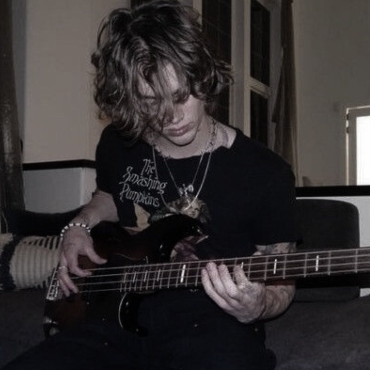 “Miałam wrażenie, jakbym po raz pierwszy słyszała tę piosenkę, choć tak dobrze ją znałam. To 𝐷𝑟𝑖𝑣𝑒𝑟𝑠 𝐿𝑖𝑐𝑒𝑛𝑐𝑒 𝑂𝑙𝑖𝑣𝑖𝑖 𝑅𝑜𝑑𝑟𝑖𝑔𝑜.

A sposób, w jaki wczuwał się w muzykę, wydawał mi się zupełnie naturalny... jakby ta sama płynęła mu z palców.” #PurpleRain