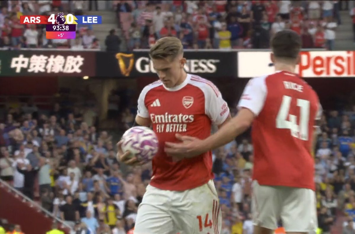 Viktor Gyökeres was hounding Declan Rice down to give him the penalty vs Leeds.

Meanwhile, Benjamin Sesko let every single Manchester United player except Onana take a penalty before him… AGAINST GRIMSBY