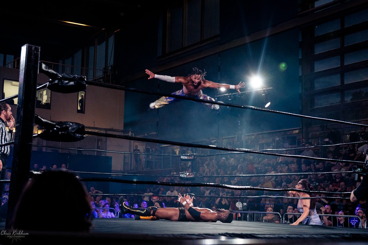 Finally getting to my photos from <a href="/RevProUK/">Revolution Pro</a> last week, here is the high flying <a href="/LEONSLATER_/">LEON SLATER</a> flying onto the prone <a href="/TheOJMO/">Michael Oku</a> in an awesome match 🔥

Love this shot 😍

#RevPro #TNAWrestling #AEWForbiddenDoor