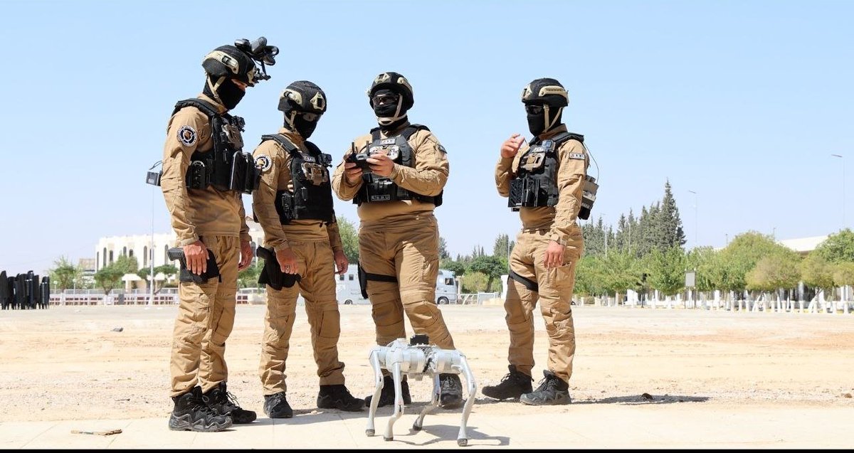 تشارك وحدة الاستطلاع الأمني بوزارة الداخلية في تأمين معرض دمشق الدولي باستخدام روبوتات وطائرات استطلاع حديثة تنقل المعلومات مباشرة إلى غرفة العمليات، ما يتيح متابعة دقيقة لضمان سلامة الزوار والمنشآت بكفاءة عالية.

#الجمهورية_العربية_السورية 
#وزارة_الداخلية