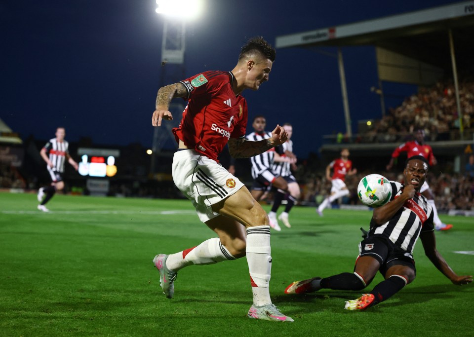 football_pb's tweet image. Benjamin Sesko vs. Grimsby (4th tier - League Two) 

🔸96 mins played 
🔸0 goals 
🔸0 assists 
🔸1 big chance missed 
🔸1 dribble completed 
🔸7 passes (64% accuracy) 
🔸2/12 duels won 

Scared of the shootout, took last outfielder pen 

Worst ST performance of all time? 🤔