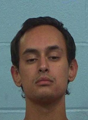 APD busca a Darien Bowyer, de 23 años
El joven estrelló una camioneta robada contra un restaurante en Burnet Rd. causando graves daños y luego huyó.
Enfrenta cargos por daño criminal, manejo imprudente y conducir con licencia inválida.

Si tienes información, llama al 9-1-1 o