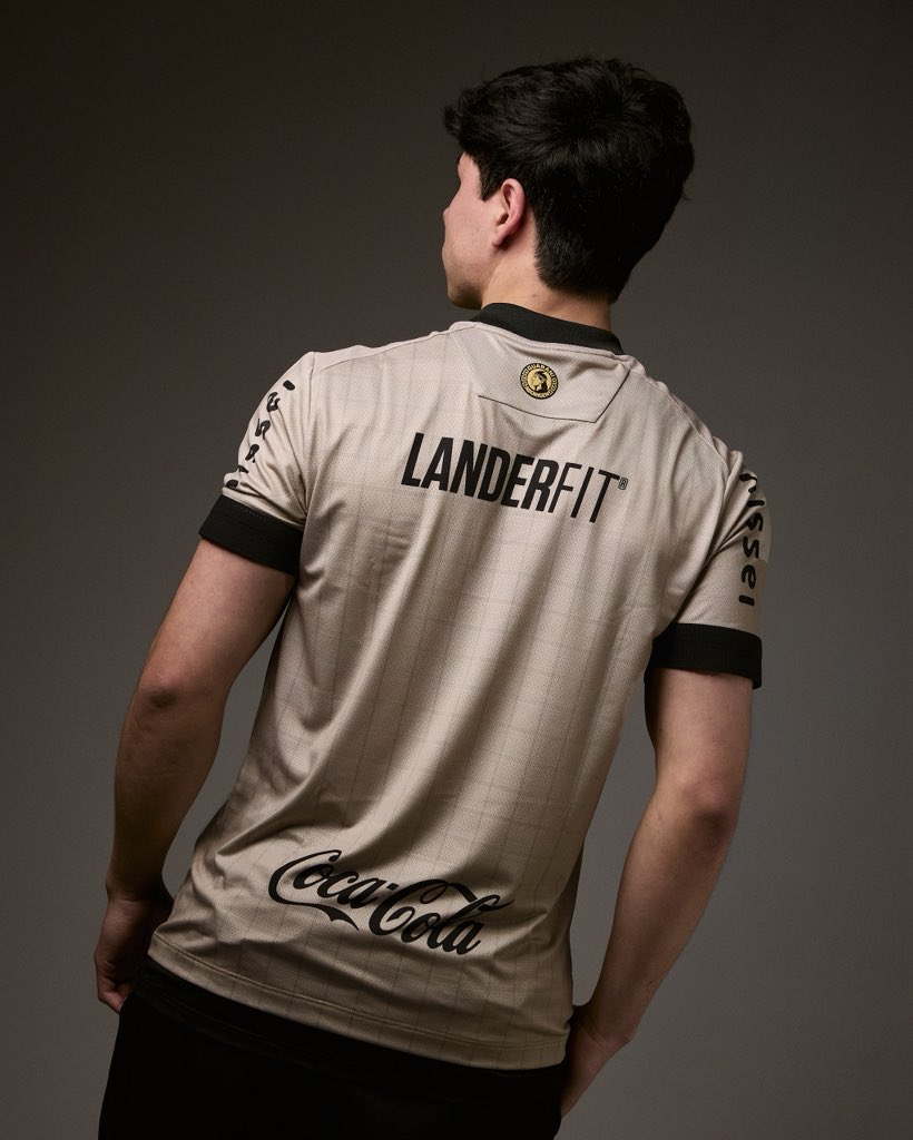 De gala, que juega el primer campeón. 𝑳𝒂 𝒏𝒖𝒆𝒗𝒂 𝒄𝒂𝒎𝒊𝒔𝒆𝒕𝒂 𝒅𝒆𝒍 𝒍𝒆𝒈𝒆𝒏𝒅𝒂𝒓𝒊𝒐. 

El <a href="/clubguarani/">Club Guarani</a> estrena en la Copa Paraguay imponiendo estilo. 

📍 Ya disponible en Guaraní Store