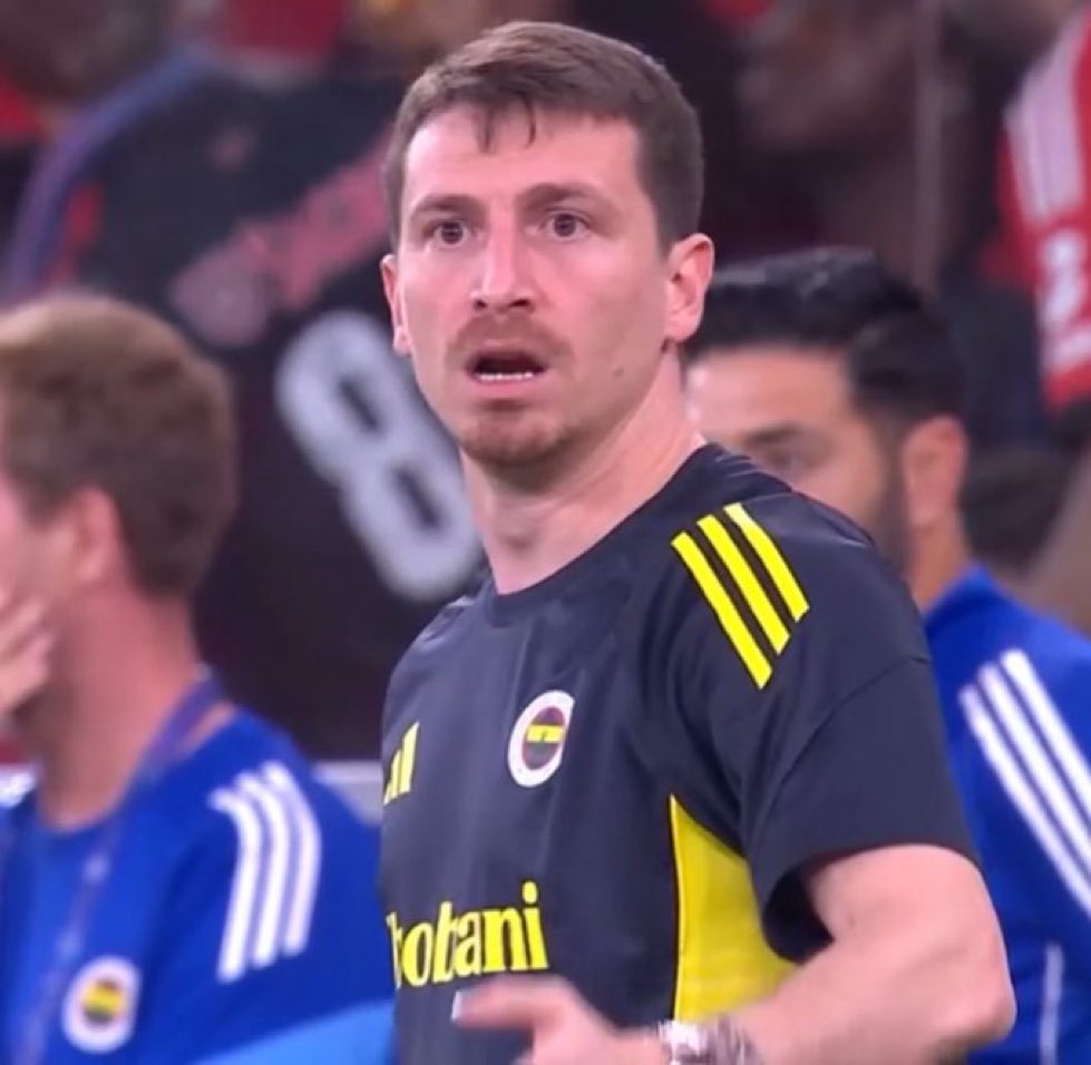 Aynen kral sen gircen oyuna sen kurtarcan feneri. Hallenmelere bak.

#BENvFB