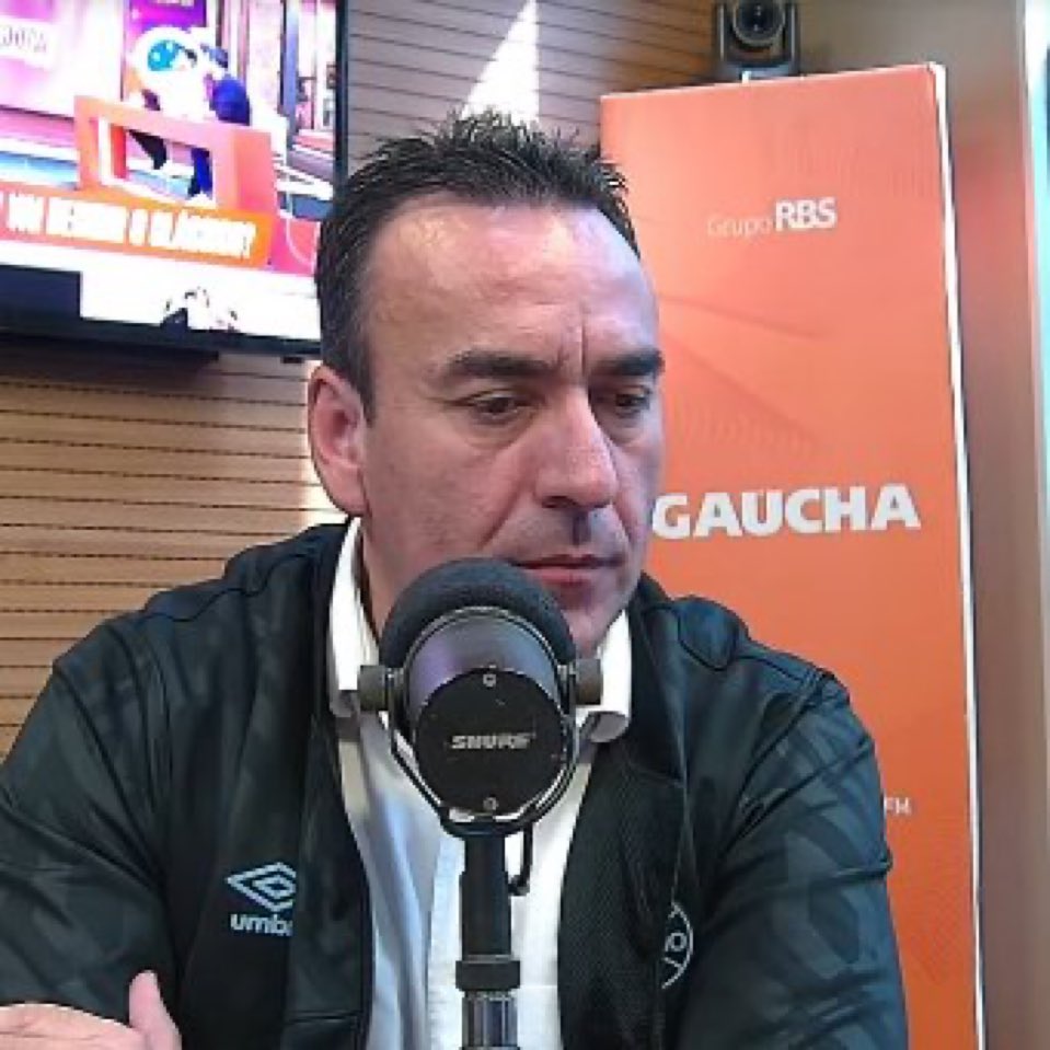 SandroImortal10's tweet photo. **Carta Aberta a Marcelo Marques: Um Apelo do Coração Gremista**

Caro Marcelo Marques,

Meu nome é Sandro Zanin, tenho 40 anos, e sou gremista de alma, desde o primeiro choro, desde o primeiro grito de gol na arquibancada. Cresci vendo o Grêmio erguer taças, conquistar o Brasil, a América e o mundo, sempre ao lado do meu pai, um torcedor de 83 anos, cuja paixão pelo Tricolor é tão viva hoje quanto era nos tempos do velho Estádio Olímpico. É com o coração apertado, mas transborda de esperança, que escrevo para pedir, com toda a emoção que o manto azul, preto e branco desperta: volte a ser candidato à presidência do nosso Grêmio.

Marcelo, quando você colocou seu nome à disposição, uma onda de entusiasmo percorreu a nação gremista. Sua visão, sua coragem e seu amor pelo clube reacenderam a fé de torcedores como eu, que sonham com um Grêmio forte, protagonista, campeão. Meu pai, com seus olhos marejados por décadas de memórias tricolores, viu em você alguém capaz de levar nosso clube de volta ao topo, onde ele pertence. Ele, que viveu as glórias de 1983, 1995, 2016, ainda acredita que pode ver, mais uma vez, o Grêmio erguer taças que encham sua alma de orgulho. Mas o tempo, Marcelo, é implacável. Aos 83 anos, cada temporada pode ser uma das últimas chances para ele celebrar com o mesmo vigor de outrora.

Você já demonstrou que entende o que é ser gremista: é carregar no peito a garra de Felipão, a magia de Renato, a luta de cada jogador que honrou nosso escudo. Sabemos que gerir o Grêmio não é fácil, mas acreditamos que sua liderança pode unir a torcida, fortalecer o clube e nos devolver a alegria de ver o Imortal Tricolor brilhar nos gramados do Brasil e do mundo. Não é só por mim, Marcelo, nem só pelo meu pai, mas por todos os gremistas que vivem e respiram esse clube, que te pedimos: volte. Assuma novamente a missão de liderar o Grêmio rumo a novas conquistas.

Meu pai sonha em ver, mais uma vez, o Grêmio campeão, com a Arena lotada, a Geral pulsando, e o orgulho tricolor ecoando. Não deixe esse sonho se apagar. Traga sua energia, sua paixão e sua visão de volta ao Grêmio. Por mim, pelo meu pai, por todos nós, gremistas de coração, volte a ser candidato. O Tricolor precisa de você.

Com esperança e paixão,
Sandro Zanin, um gremista de 40 anos, filho de um gremista de 83.