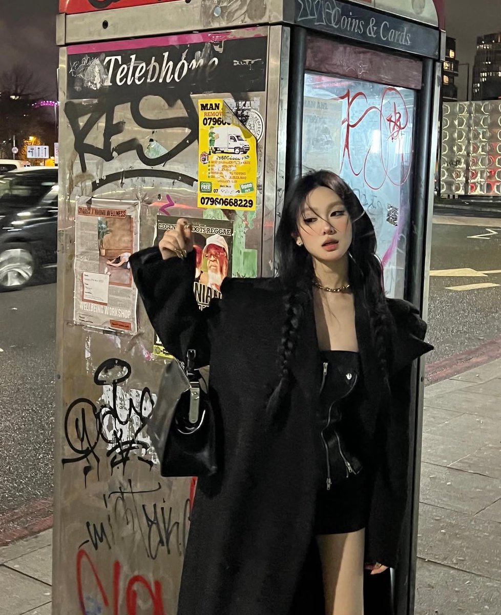 ackmost's tweet image. ⠀     Beautiful Liar – Beyoncé ft Shakira, 2006.