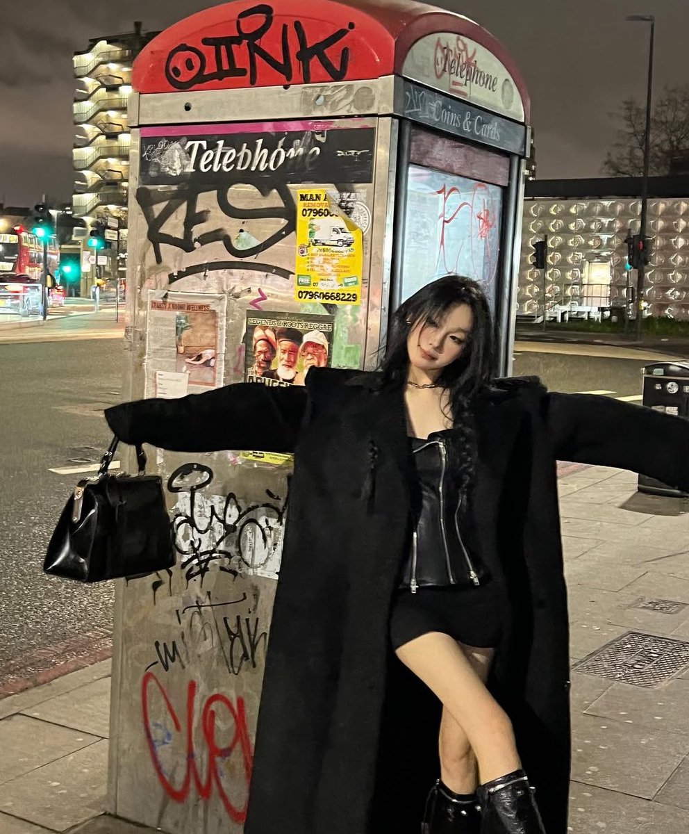 ackmost's tweet image. ⠀     Beautiful Liar – Beyoncé ft Shakira, 2006.