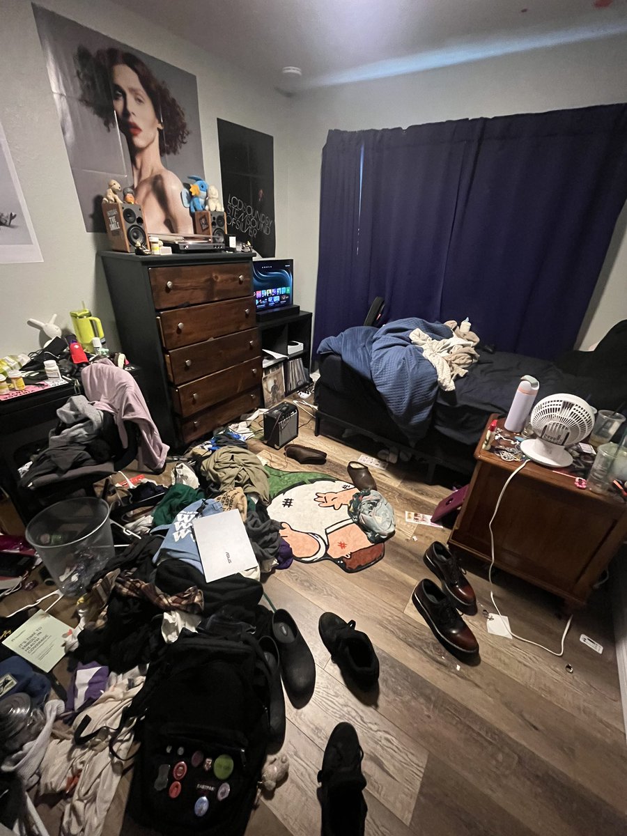zabingad's tweet photo. @TheGoblinnn mines messy as fuck, mostly clothes tho https://t.co/52ldSfrSax