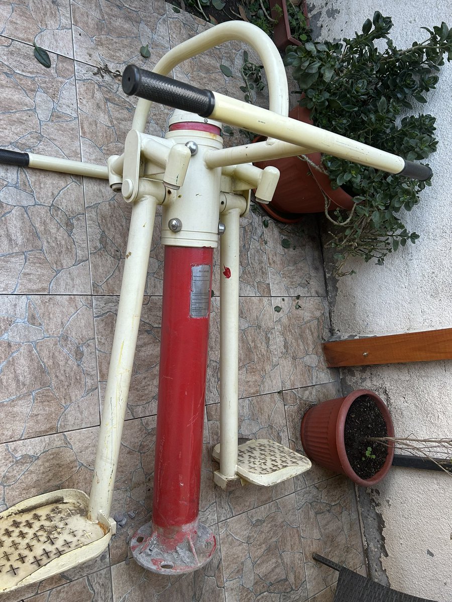 choni_araya's tweet photo. @mpuentealto @matiastoledoh tengo este juego guardado en mi casa porque fue tan malo el soporte que le pusieron que se cayó y lo guardé para que no se lo robaran, me contactan por interno para que lo puedan retirar… https://t.co/qvVmMvR2qS