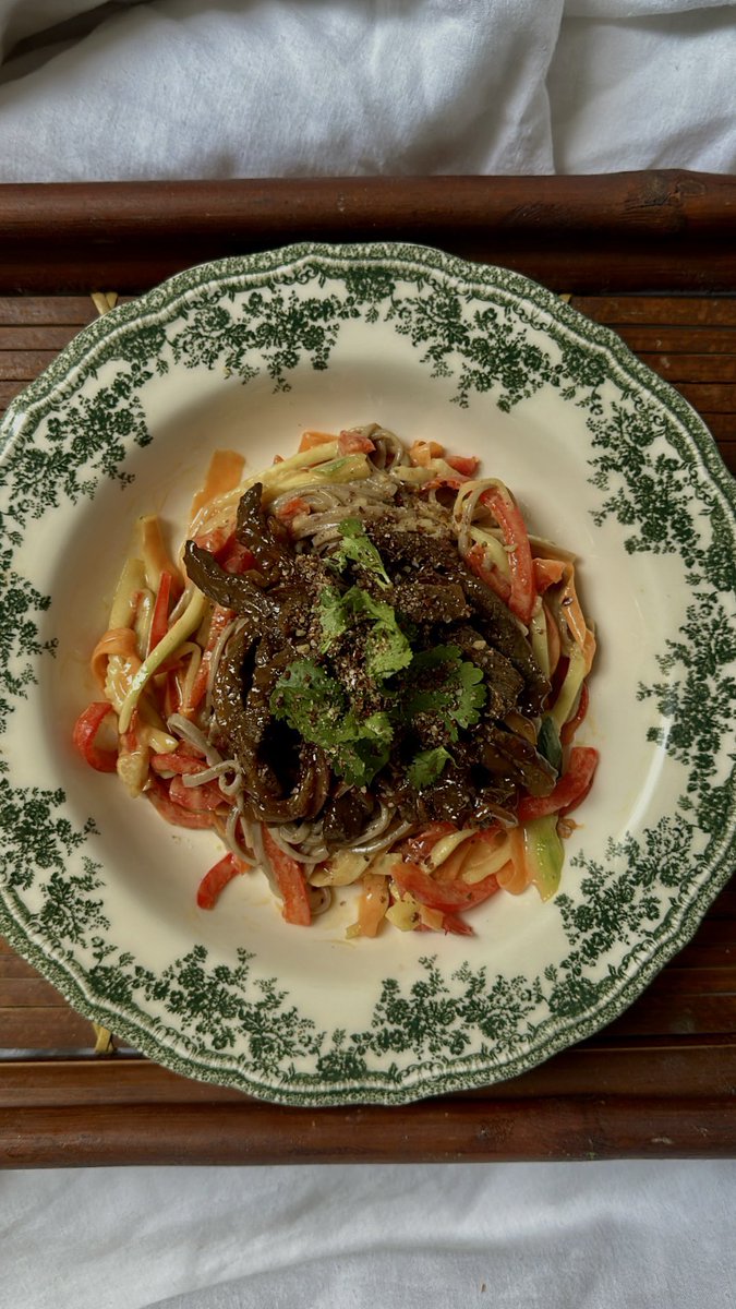 http14325's tweet image. Salade de nouilles soba et bœuf mariné