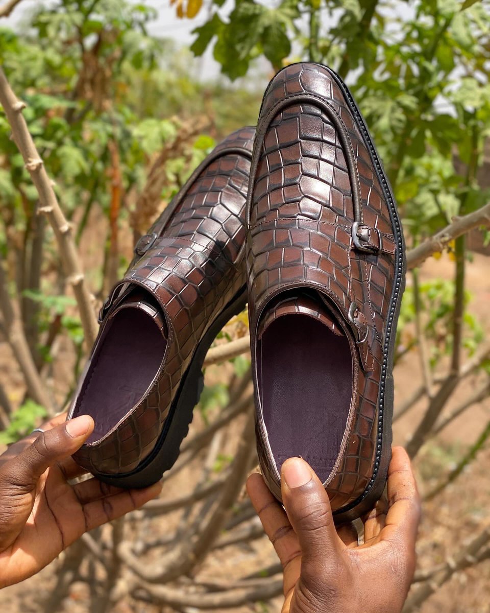 nuhujoseph01's tweet photo. @renoomokri I can make a better shoe for you sire.
Shoes that will fit in with your classic Ashoke. 
Attached are some of my jobs Completely 9ja made https://t.co/DDIYACf7oA