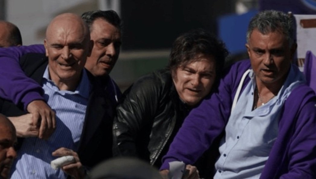 Este Milei todo cagado en Lómas de Zamora, es el mismo que por tuiter dice "zurdos tiemblen, los vamos a ir a buscar" o es otro..???