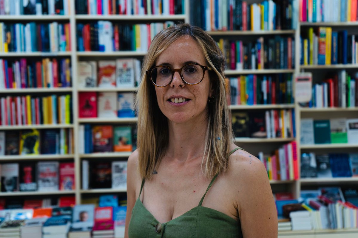 El 1 de Septiembre llega a las librerías “Sobre las Baldosas” de <a href="/nuria_vm/">Núria Vendrell</a> . Una recopilación de relatos de doce mujeres que pisan fuerte 📚✍️💜
¡Tenemos ya unas ganas locas! 🙏🏻