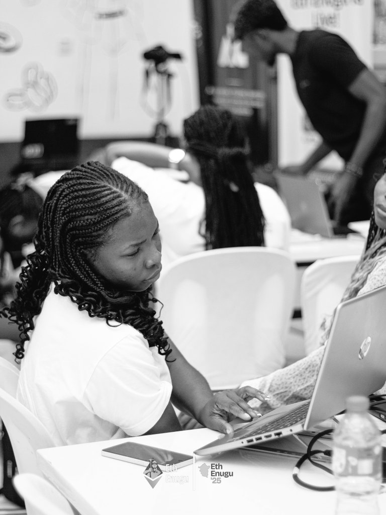 Oge👩🏽💻ui/ux designer (@poch_graphics) on Twitter photo Put me on Design gigs, I'm not a big girl 🧎🏽♀️🤲🏽 Put me on Design gigs, I'm not a big girl 🧎🏽♀️🤲🏽