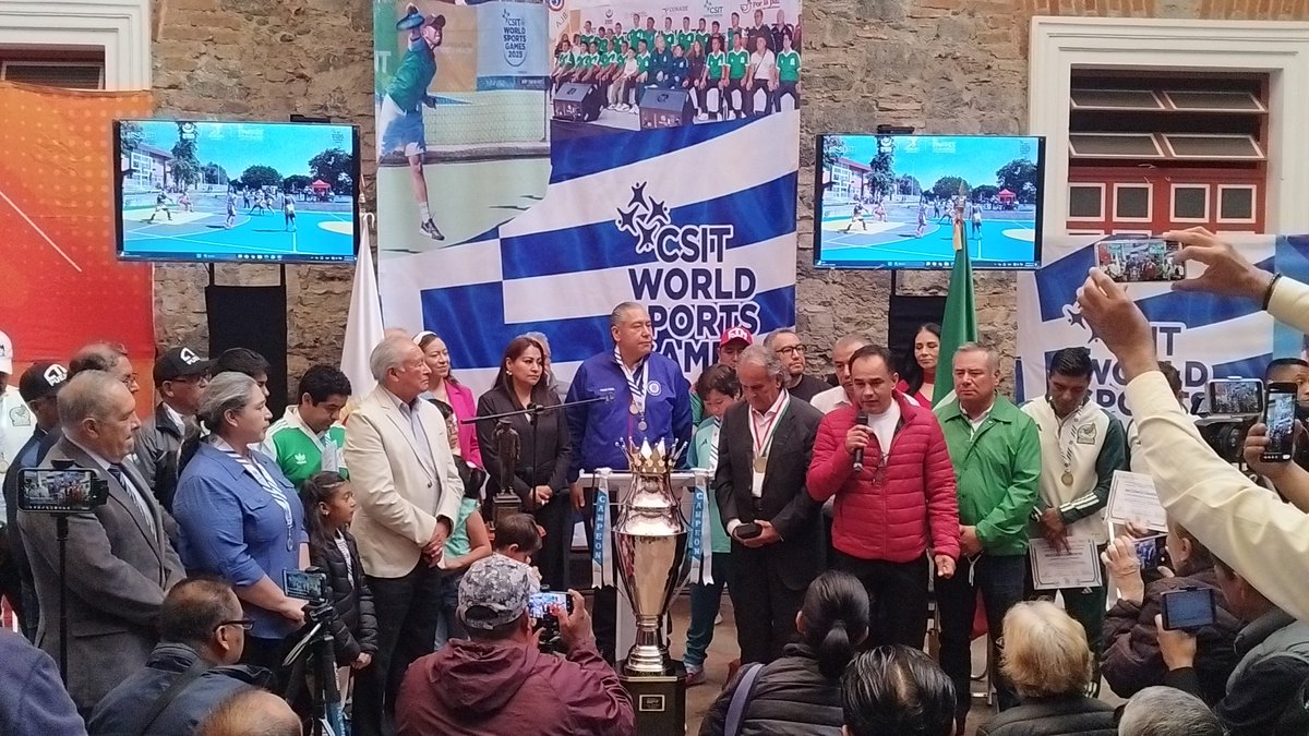 Entrega reconocimientos <a href="/pabloreoso/">PabloReyesOsorio</a> secretario ejecutivo del #INDET nacional <a href="/CTMPuebla/">CTM_FTPuebla</a> <a href="/leobardosoto/">Leobardo Soto</a> a trabajadores y trabajadoras por su destacada participación en los juegos mundiales de los trabajadores CSIT World Sports Games. #AliadosPuebla