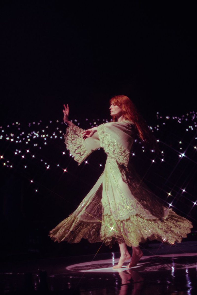 Happy birthday to Florence Welch - coven leader, prairie fae, head ghost, our conductor and North Star ✨