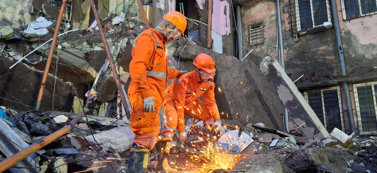 NDRFHQ's tweet image. #CSSR Ops | Virar East (Vasai, Palghar, MH)

🔸Rear portion of a 4-storey building collapsed on a chawl at Narangi Rd
🔸@05NDRF conducted #SAR Ops along with Fire &amp;amp; Civil Adm
🔸Rescued 03 people &amp;amp; retrieved 09 deceased from the rubble
🔸Teams engaged in Ops, #CSSR work continues