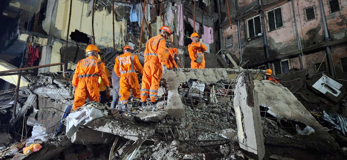 NDRFHQ's tweet image. #CSSR Ops | Virar East (Vasai, Palghar, MH)

🔸Rear portion of a 4-storey building collapsed on a chawl at Narangi Rd
🔸@05NDRF conducted #SAR Ops along with Fire &amp;amp; Civil Adm
🔸Rescued 03 people &amp;amp; retrieved 09 deceased from the rubble
🔸Teams engaged in Ops, #CSSR work continues