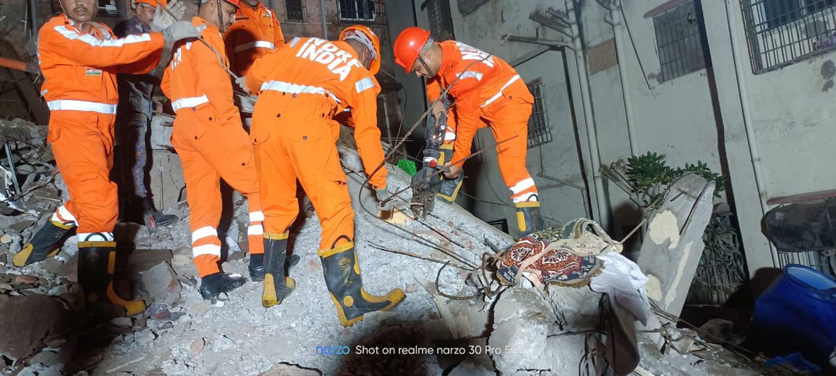 NDRFHQ's tweet image. #CSSR Ops | Virar East (Vasai, Palghar, MH)

🔸Rear portion of a 4-storey building collapsed on a chawl at Narangi Rd
🔸@05NDRF conducted #SAR Ops along with Fire &amp;amp; Civil Adm
🔸Rescued 03 people &amp;amp; retrieved 09 deceased from the rubble
🔸Teams engaged in Ops, #CSSR work continues