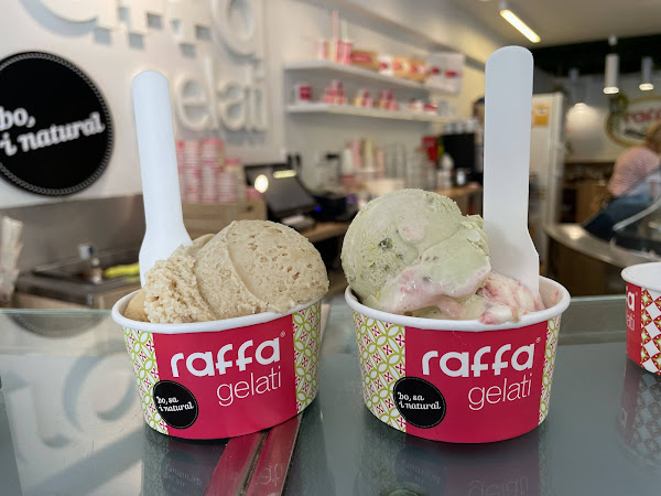 miqu3lm0la's tweet image. Dalt de tot de la Rambla Nova de Tarragona, entre bars per a turistes que ignoren les lleis que protegeixen el català, Raffa Gelati resisteix amb tots els rètols i l'atenció en la llengua del país.

Un exemple de dignitat que aguanta el pas dels anys.

🍦👏 #Respecte