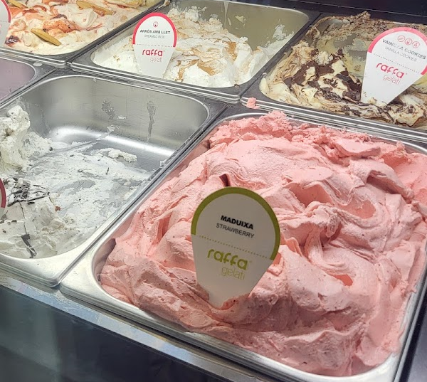 Dalt de tot de la Rambla Nova de Tarragona, entre bars per a turistes que ignoren les lleis que protegeixen el català, Raffa Gelati resisteix amb tots els rètols i l'atenció en la llengua del país.

Un exemple de dignitat que aguanta el pas dels anys.

🍦👏 #Respecte