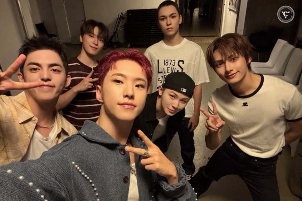 Seungcheol is so cat in this picture