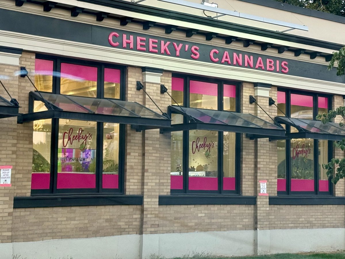 JudithRenaud's tweet image. #EFSDP ‘Cannabis Bank’ lol This use to be the RBC Bank in my old neighborhood 4th and Alma.