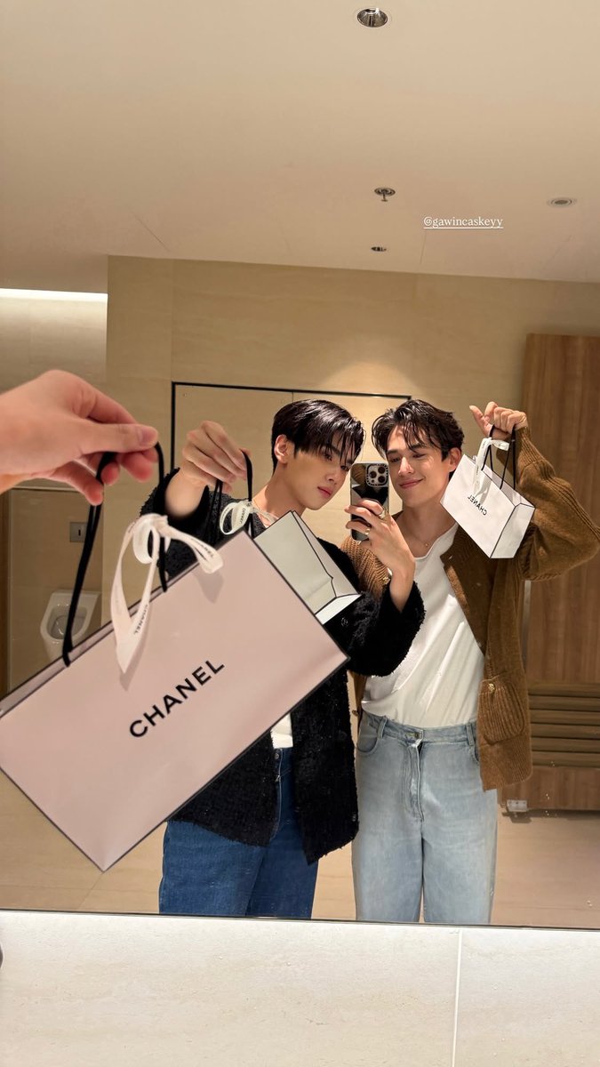 { 28.08.25 }
Dunknatachai’s IGS

😉🛍️

GAWIN WITH BLEU DE CHANEL 
#BleuLExclusif
#BleuDeCHANEL
#CHANELFragrance
#GawinCaskey