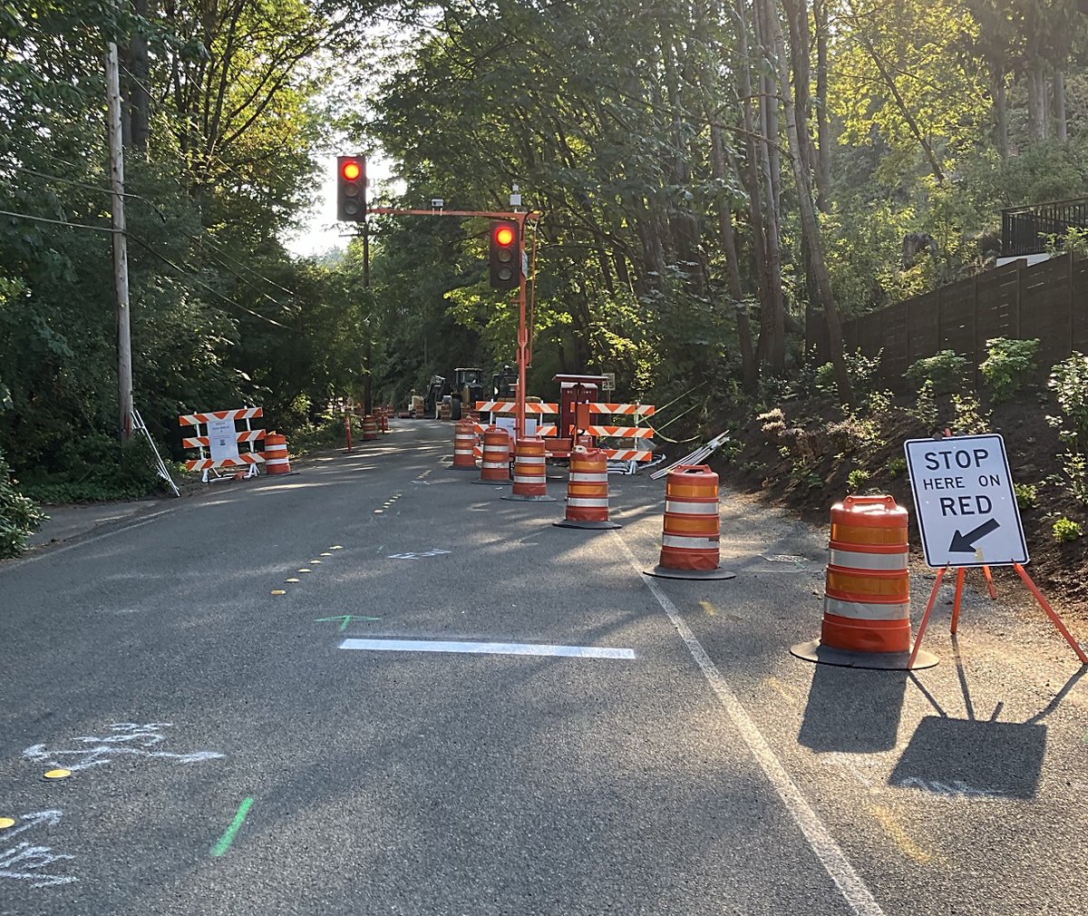 Great news! One lane of East Mercer Way is now open near Clarke Beach Park following the water main break. The City is close to finishing repairs, and water service will be restored soon. Permanent road repairs are expected by late October. More info: orlo.uk/NroZj