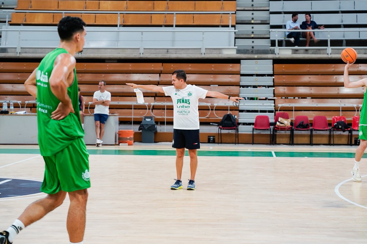 🫵🏻Muy Rafa Sanz.
Nuestro coach llega con toda la energía para la 25-26🏀

🗣️"De grandes expectativas, grandes decepciones. No vendemos humo. Ambicionamos en Play-Off. Y, más allá de eso, ser humildes, trabajadores y tener los pies en el suelo".

#LobeHuescalaMagia #SegundaFeb