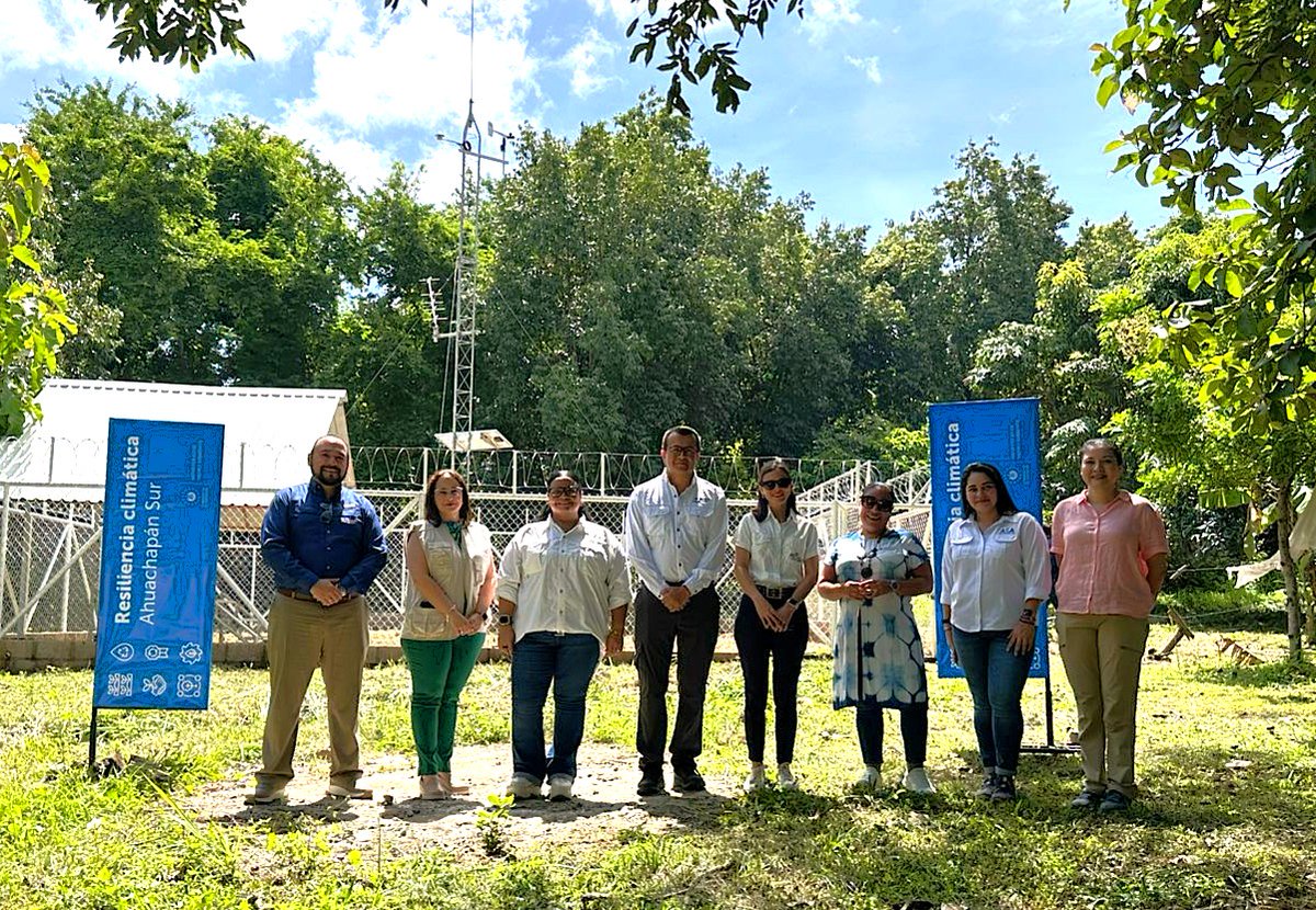 🌎📡El <a href="/MedioAmbienteSV/">Ministerio de Medio Ambiente</a>, a través del proyecto Fortaleciendo la Resiliencia Climática en #AhuachapánSur, con apoyo del <a href="/adaptationfund/">Adaptation Fund</a> y <a href="/PNUDSV/">PNUD El Salvador</a>  entregó 4 estaciones hidrometeorológicas, como parte de las acciones anticipatorias y preventivas para enfrentar el #CambioClimático